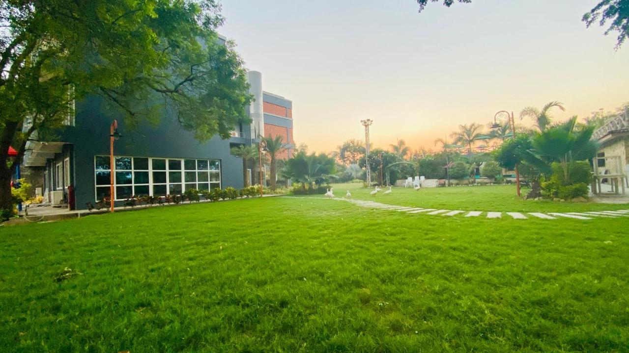 Krishna Riverside Resort Vāsad Exterior foto