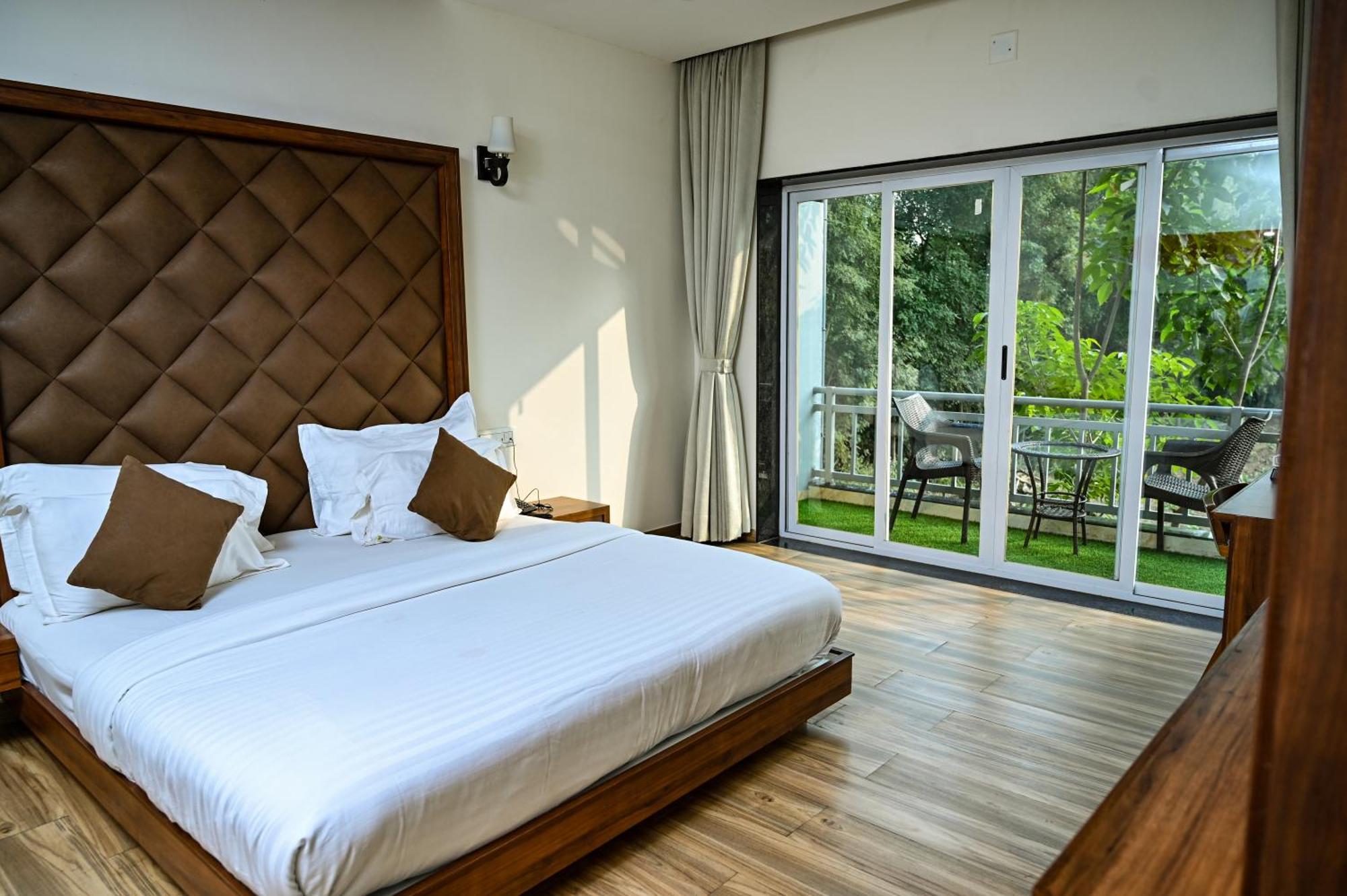Krishna Riverside Resort Vāsad Exterior foto