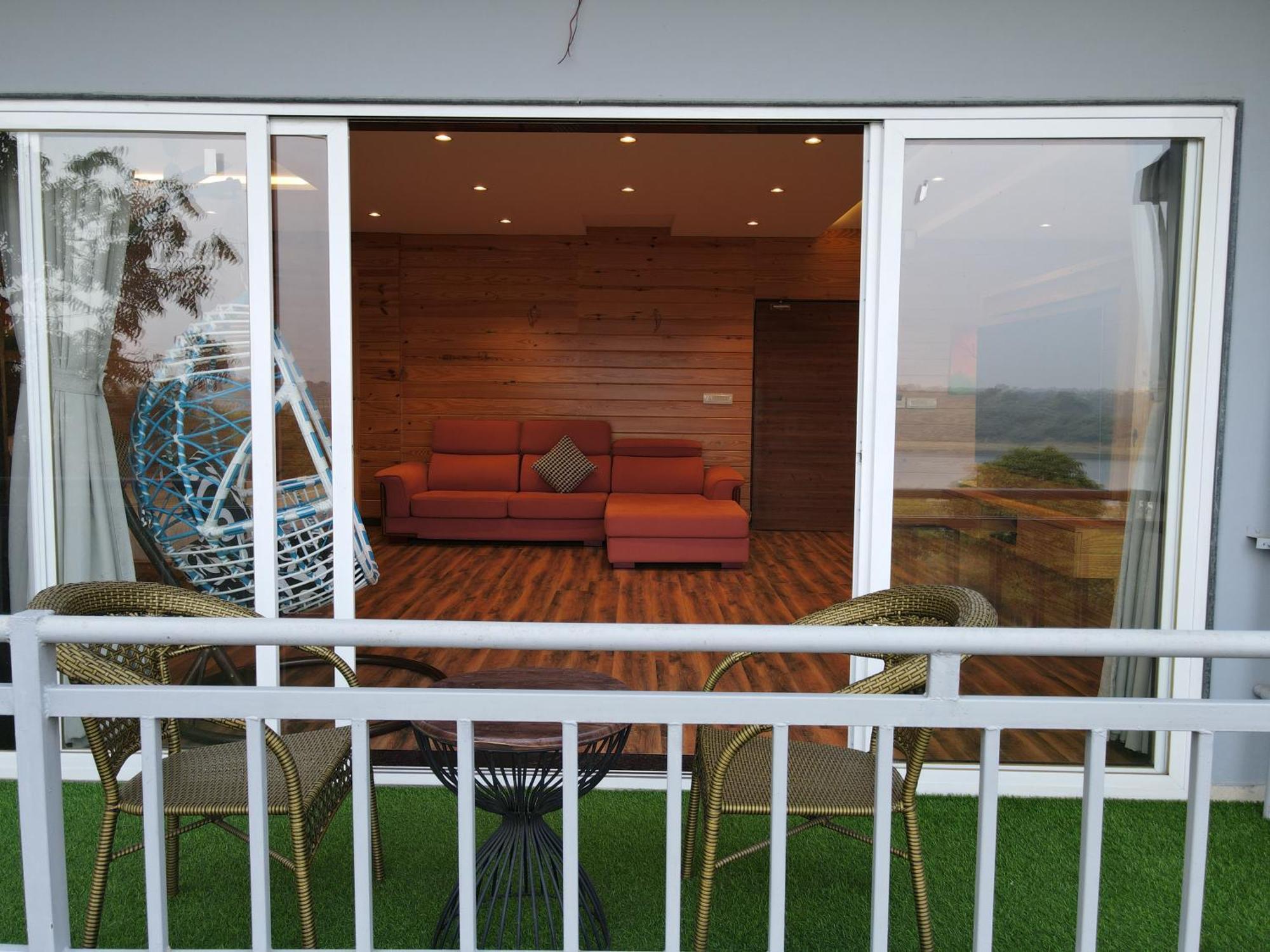 Krishna Riverside Resort Vāsad Exterior foto